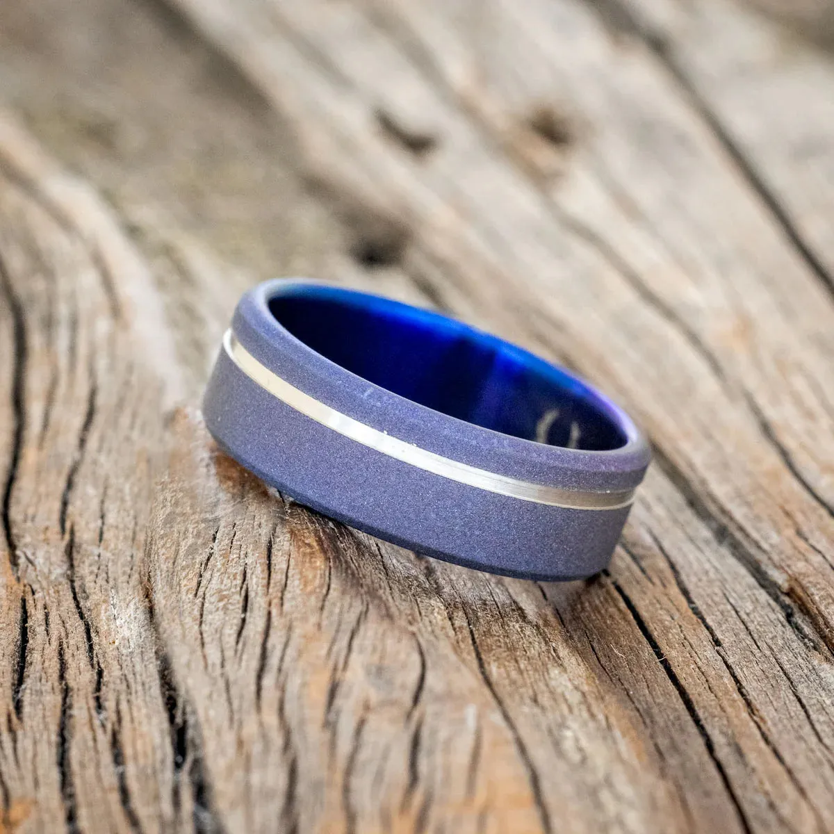 FIRE-TREATED & SANDBLASTED WEDDING BAND WITH AN OFFSET GROOVE - TITANIUM - SIZE 10