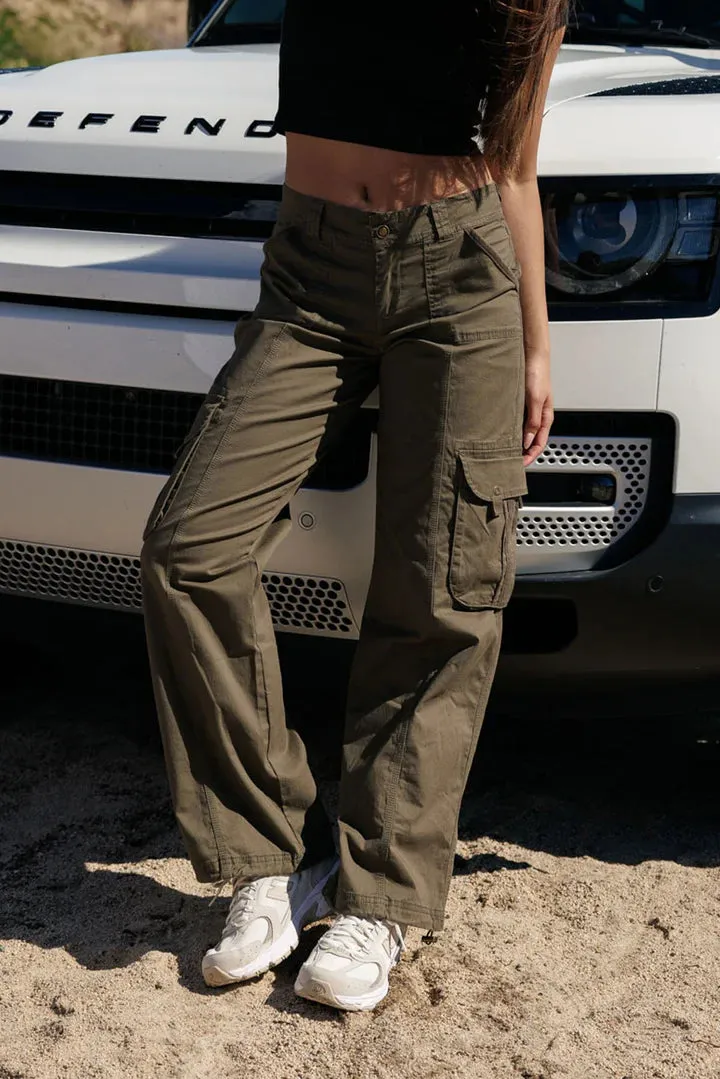 RELAXED FIT CARGO BUNGEE PANTS - OLIVE