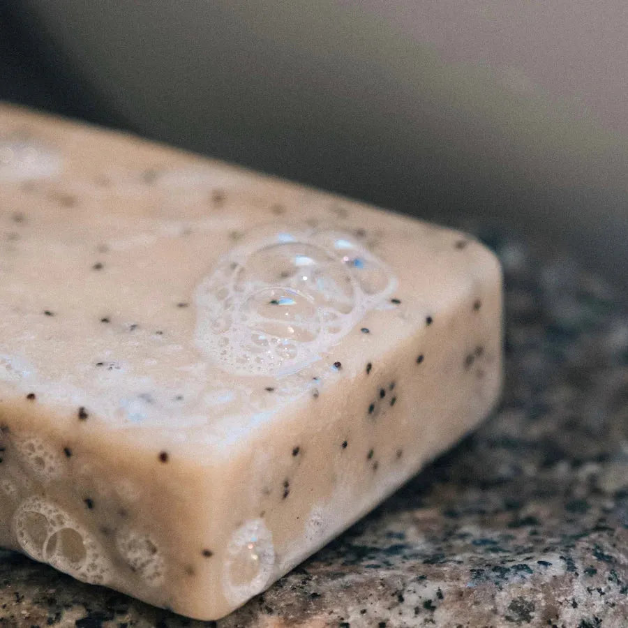 Wylder Naturals - Lavender & Litsea with Poppy Seeds Soap Bar